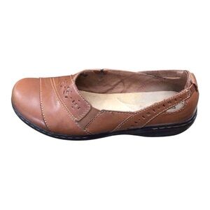 Clarks Tan Leather Loafers with Classic Slip-On Design size 9.5